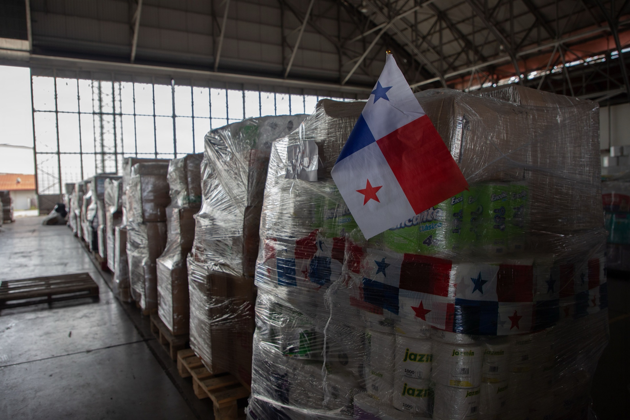 Donaciones listas para enviar a las familias afectadas, con la bandera de Panamá, en el aeropuerto de Panamá Pacífico
